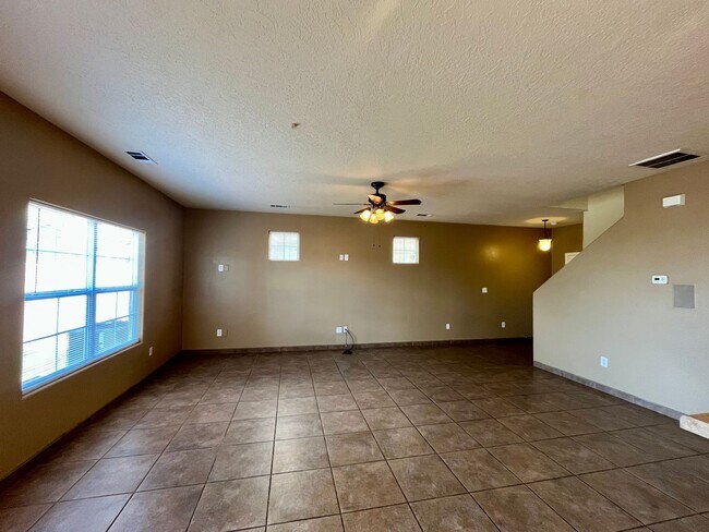 Foto del edificio - Spacious 3 Bedroom 2.5 Bathroom Home In Victory Hills!