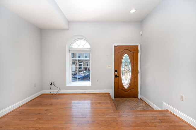 Foto del edificio - 3-Bedroom Home with Finished Basement in P...