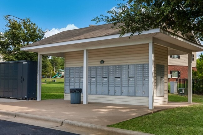 Building Photo - The Summit on 401