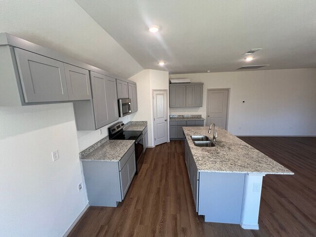 Building Photo - Gorgeous 3 Bedroom Available In Greenwood
