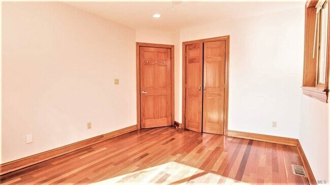 Foto del edificio - 43-17-43220 220th St