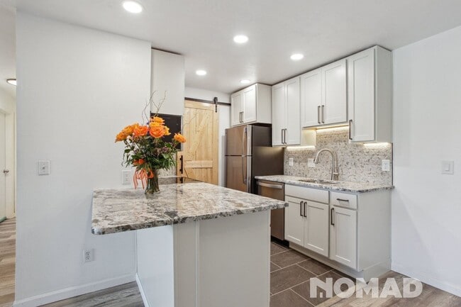 Building Photo - Newly Renovated 2BR Condo in Boulder