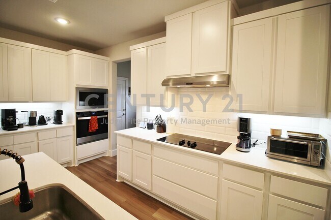 Building Photo - Stunning Two-Story, 3/2.5/2 Contemporary Home in Waxahachie For Rent!