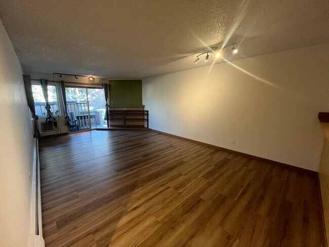 Foto del edificio - AVAILABLE NOW! Remington Post Ground Floor...