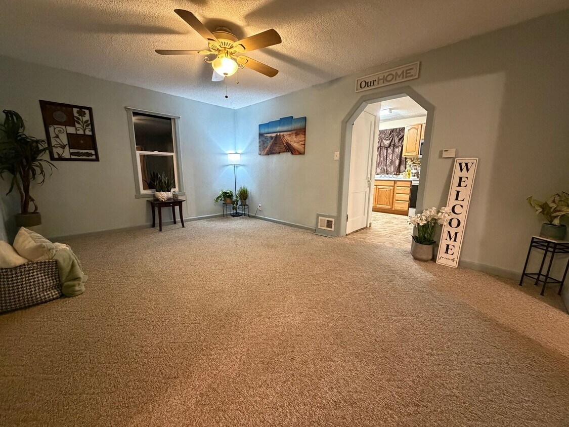 Foto principal - 3 bed, 1 bath home in Evansdale.