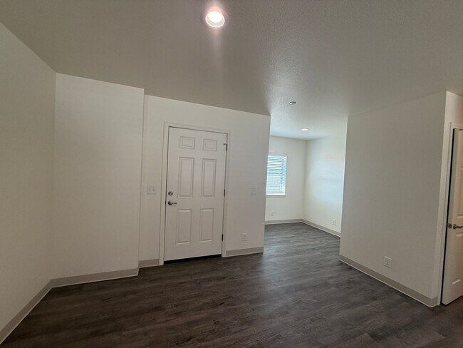 Foto del edificio - Free Month of Rent for Move in before Dec 1st - Brand New Upstairs 3 Bedroom Apartment