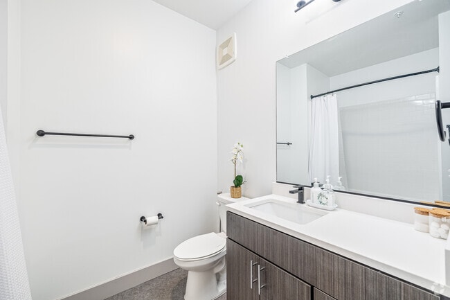 1BR, 1BA - 614SF - Bathroom - Sphere