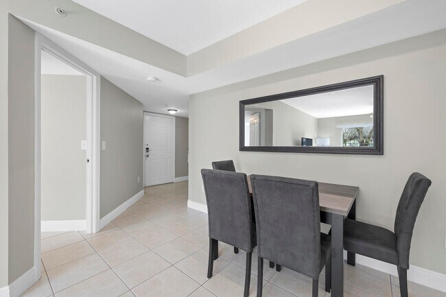 Building Photo - 1400 Crestwood Ct S