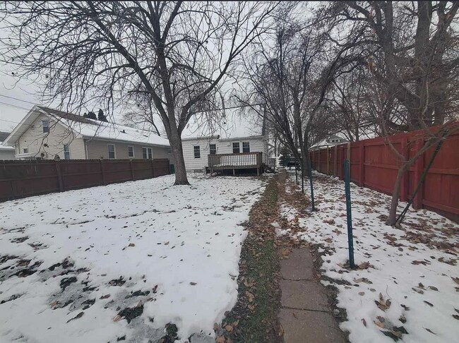 Foto del edificio - 3-Bedroom Rock Island Home with 2-Car Garage