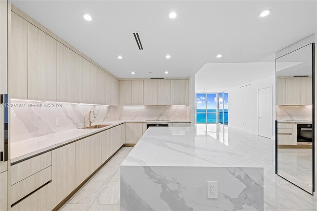 Foto del edificio - 100 South Pointe Dr