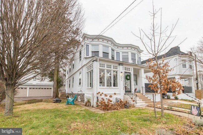 Building Photo - 246 Iona Ave