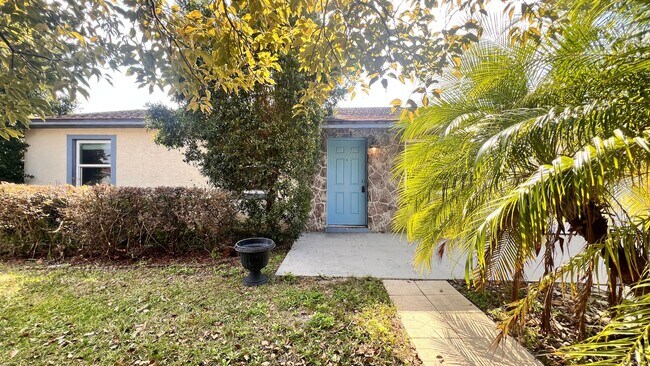 Foto del edificio - Conveniently Located 3 Bedroom Home Minute...