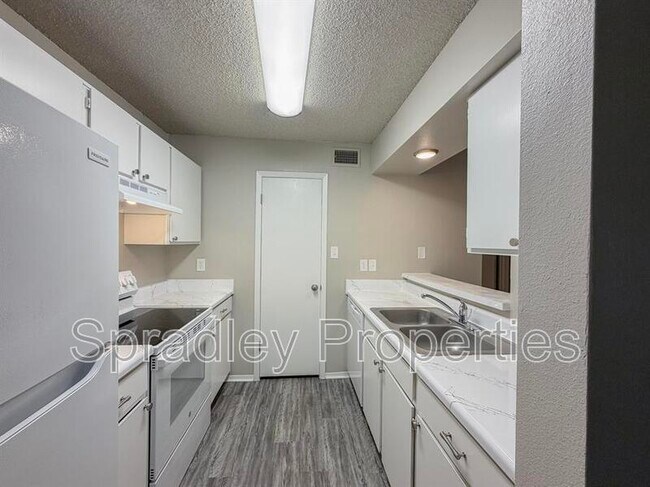 Foto del edificio - 120 W Main St