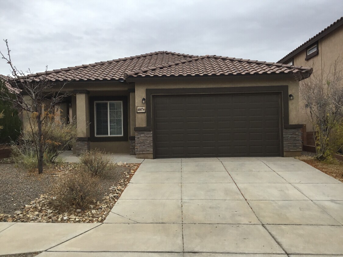 Primary Photo - 4007 Piedras Pase Road NE