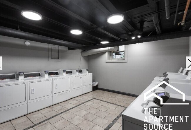 Foto del edificio - 739 W Belmont Ave
