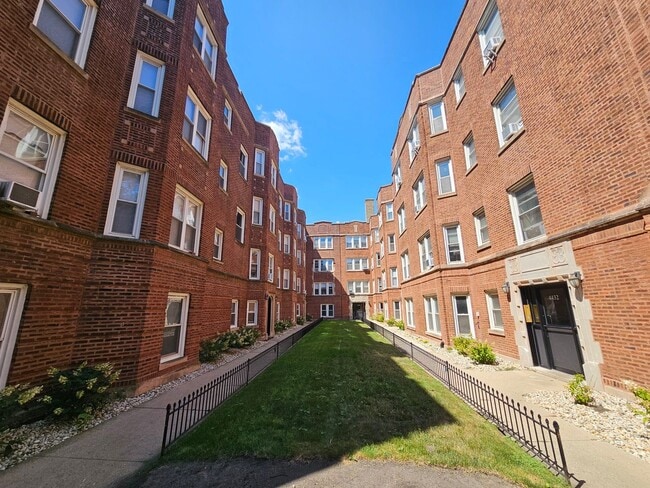 Building Photo - 4424-4432 N Wolcott Ave