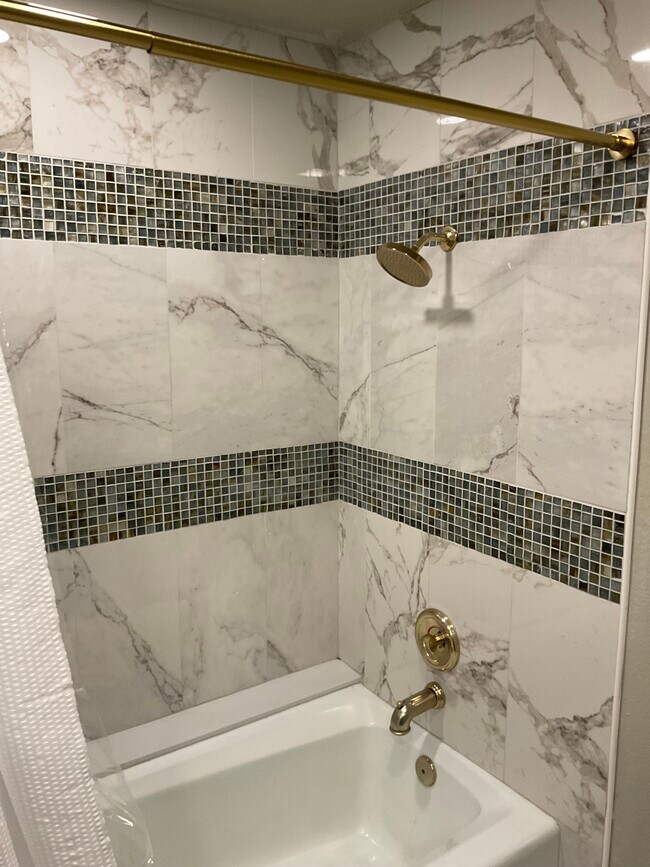 Newly tiled shower/tub - 115 Frederick Rd