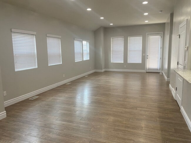 Building Photo - 224 W Bellano Way