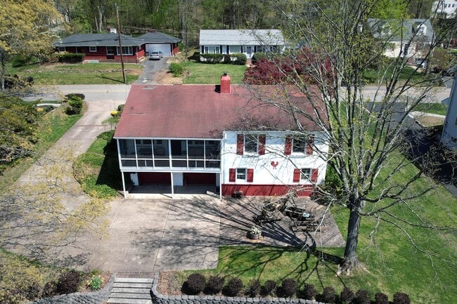 Building Photo - 95 Lake Dr E
