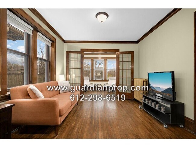 Foto del edificio - Top Floor Condo in 4Plex, Updated Kitchen & Bath, Full Dining Room, Sunroom, Parking