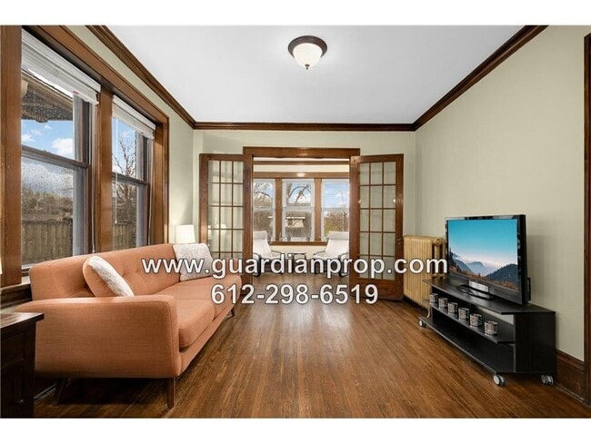 Building Photo - Top Floor Condo in 4Plex, Updated Kitchen & Bath, Full Dining Room, Sunroom, Parking