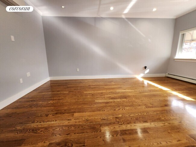 Building Photo - 237 Scholes St