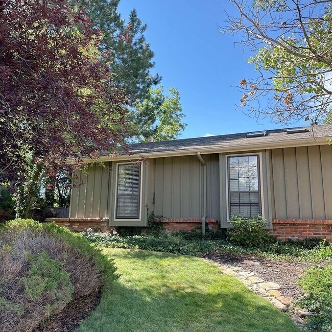 Foto del edificio - 3044 E Fremont Dr