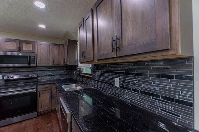 Foto del edificio - SPACIOUS 3 Bedroom / 2.5 Bath off 120th an...