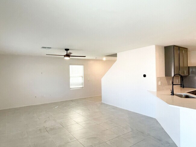 Foto del edificio - 8010 S Golden Bell Dr