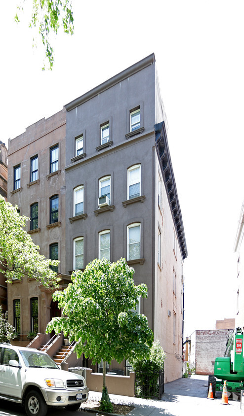 Primary Photo - 446 Clinton St