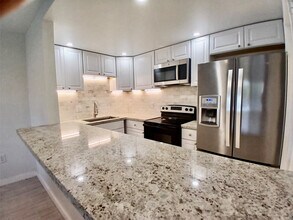 Building Photo - 4164 Inverrary Dr