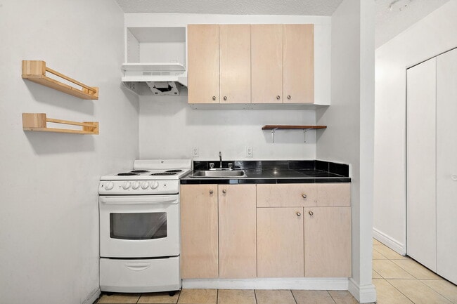 Building Photo - 1375 Rue La Fontaine