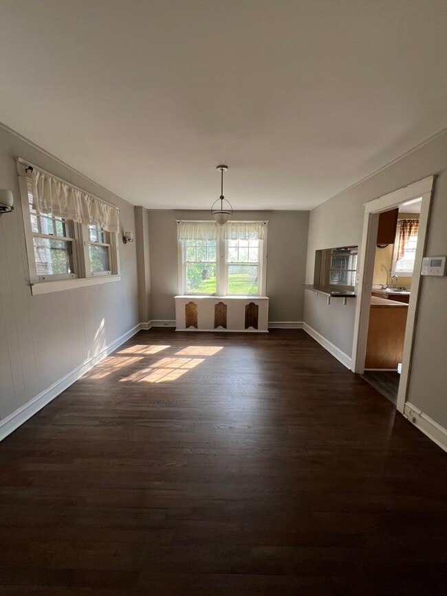 Building Photo - Spacious 3 Bedroom, 1 Bathroom with Off St...