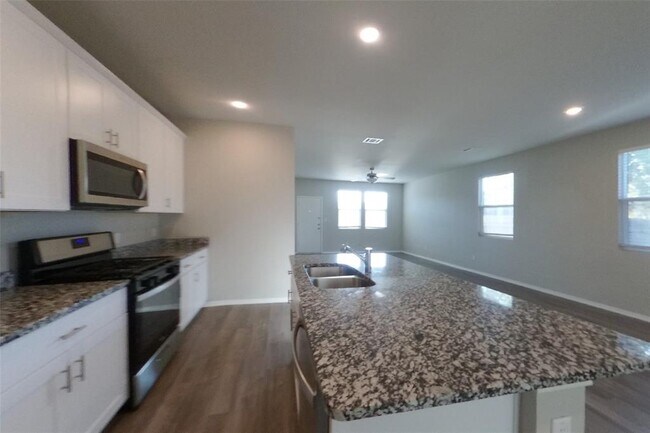 Building Photo - 5221 Saddle Clb Dr