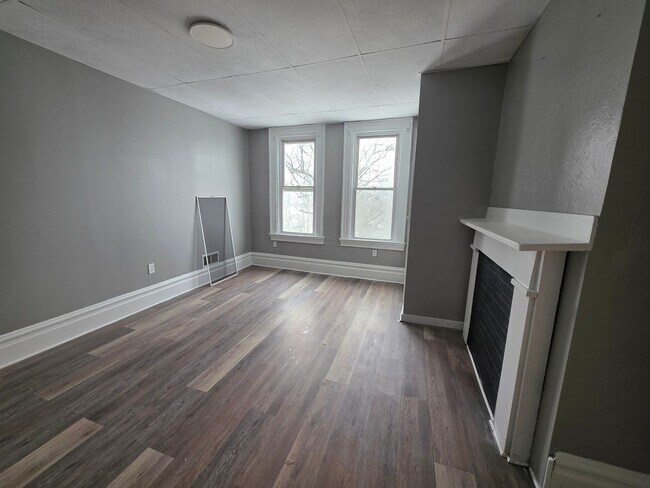 Building Photo - Updated 2 bedroom 1 bath apartment for rent in Carrick!