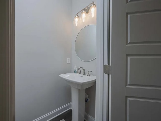 Building Photo - 555 Gresham Ln