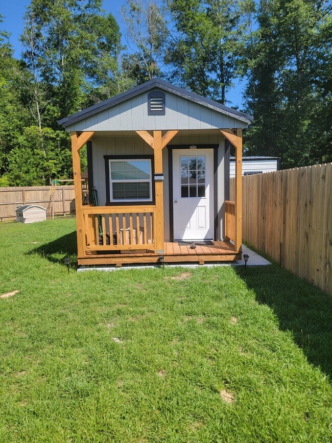 Building Photo - "Charming 3-Bed Home with Air conditioned ...