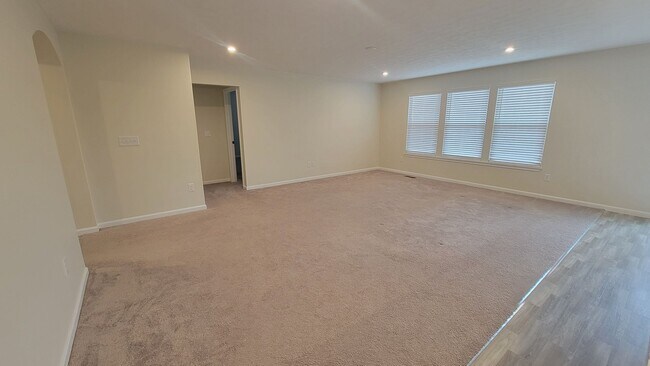 Foto del edificio - New 4-Bedroom Home In Mount Washington– Storage Galore