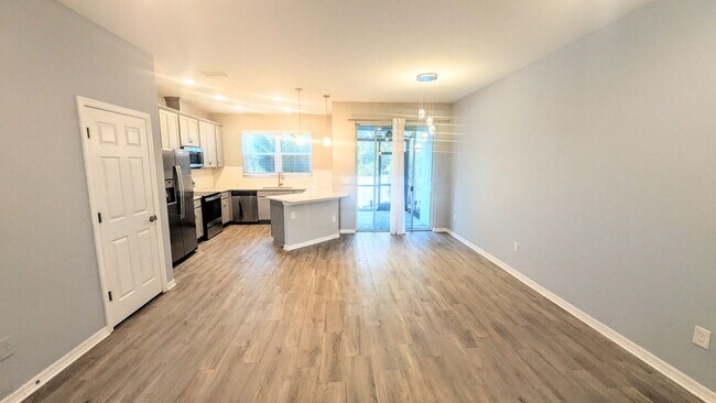Foto del edificio - Annual UNfurnished almost BRAND NEW townhome just south of University and Lockwood Ridge!