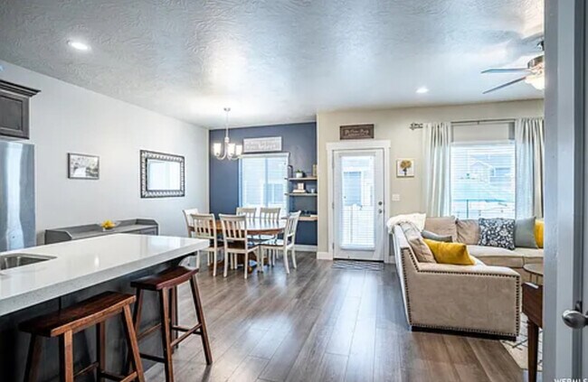 Foto del edificio - Coming Soon! 5 bed 3.5 Bath Townhome.