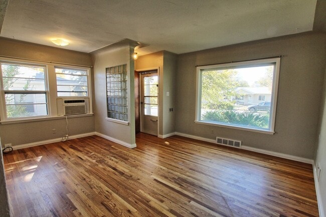 Building Photo - 2 bed 1 bath Englewood home with 2 car gar...