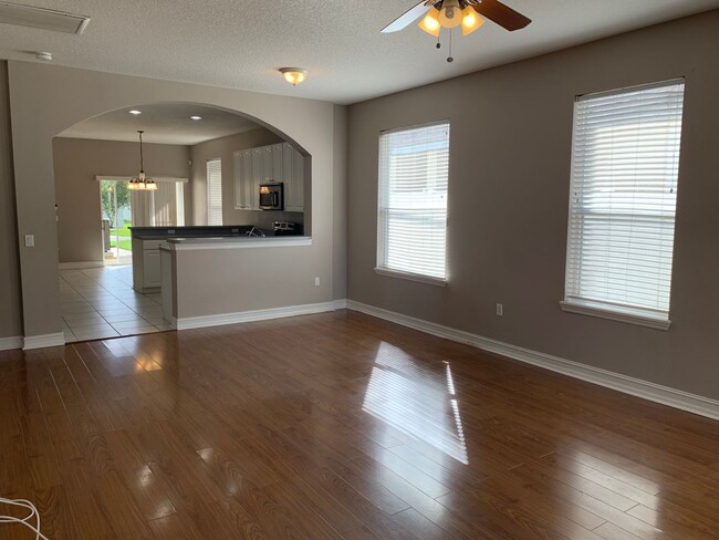 Building Photo - Beautiful 3 Bedroom 2 Bath Harmony Home Fo...