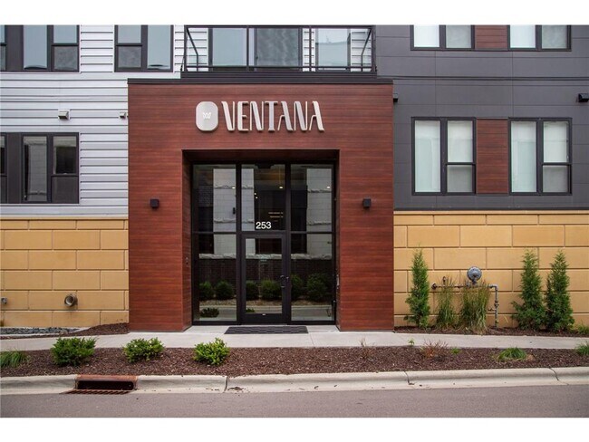 Foto del edificio - 253 Lake St E