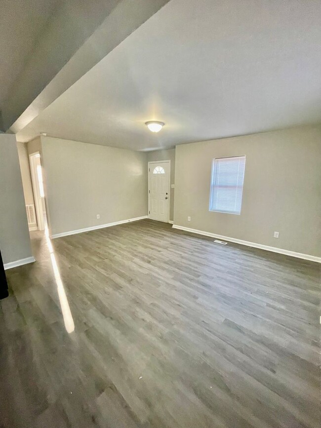 Building Photo - Newly renovated 3 bedroom 1 bath home , Lo...