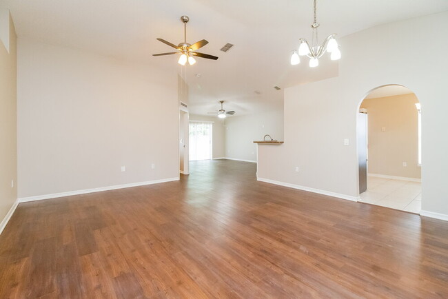 Foto del edificio - 13825 Econ Woods Ln