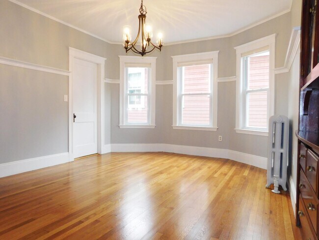 Building Photo - 15 Castleton St