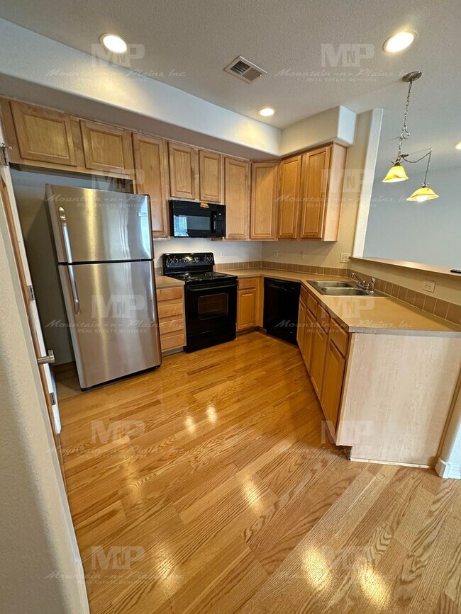 Building Photo - 5220 Boardwalk Dr