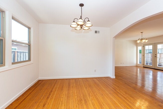 Building Photo - 720 Santa Paula Ave