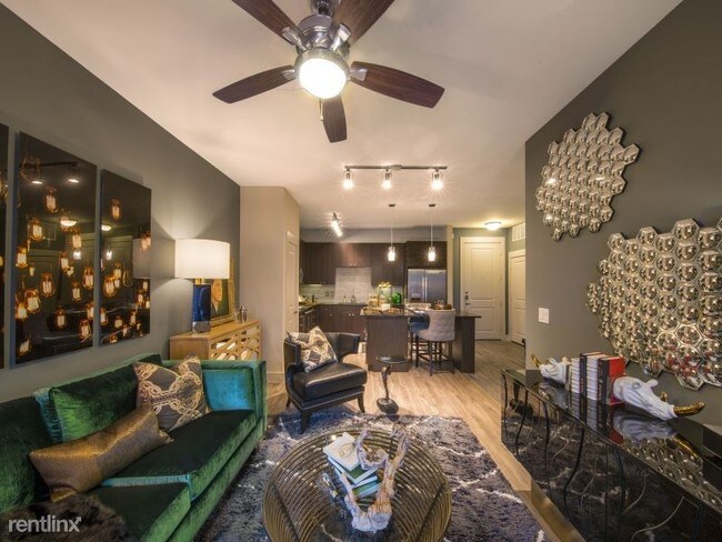 Foto del edificio - 3333 Harry Hines Blvd