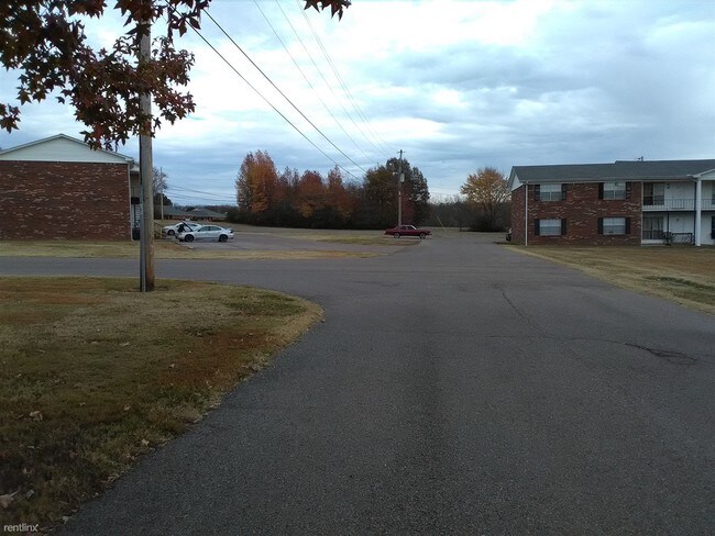 Building Photo - 1509 High School Dr